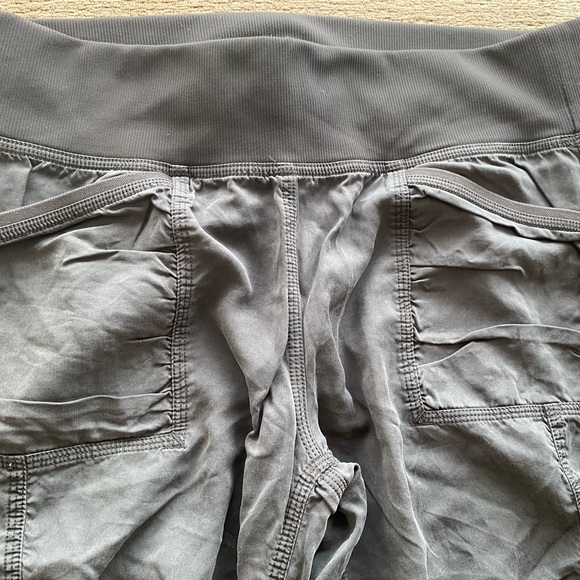 Lululemon light weight crop in size 8 - Picture 4 of 11